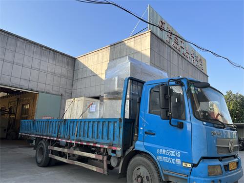 脉冲滤筒除尘器和工业吸尘器打包发往浙江、吉林——乐虎lehu工业_乐虎lehu